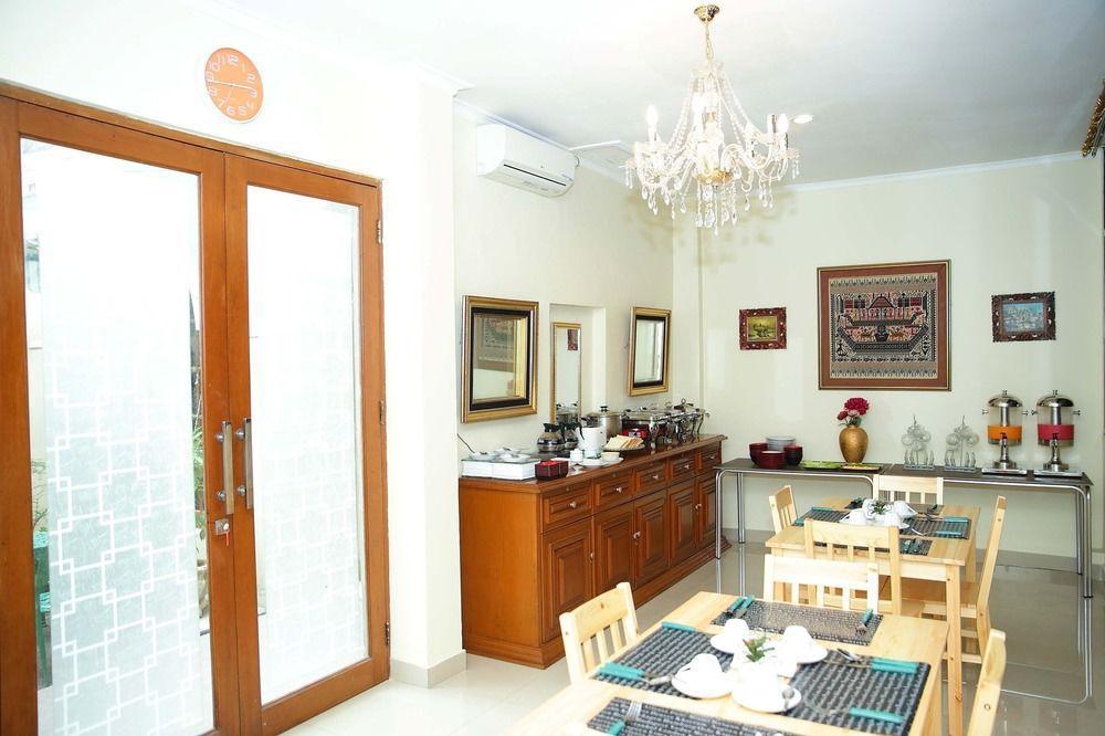 Arimbi Pejaten Suites Giacarta Esterno foto